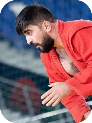 Мужчина в дзюдо-кимоно на татами