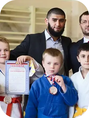 Тренер с командой спортсменов